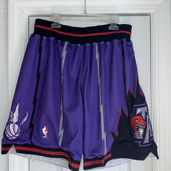 🔥🔥 Mitchell & Ness Toronto Raptors Shorts 🩳 - Picture 2 of 7
